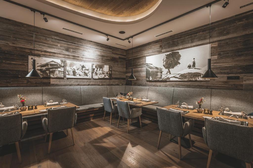 מסעדה או מקום אחר לאכול בו ב-Boutique Hotel und Chalets Bergwiesenglück