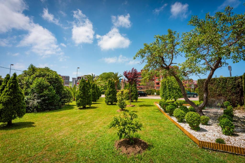 A garden outside Hotel Castillo de Gauzón