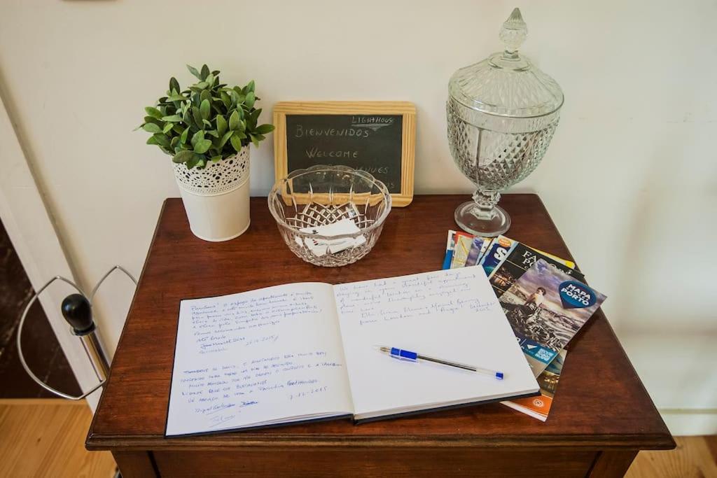波多的住宿－燈塔公寓，一张桌子,上面有一本书和一本笔
