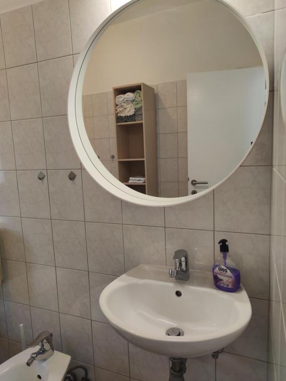 un baño con lavabo y espejo en Dream P-LEAce, en Crikvenica
