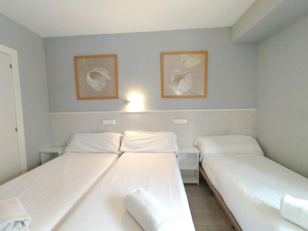 Cama o camas de una habitación en Hostal Albero by gaiarooms