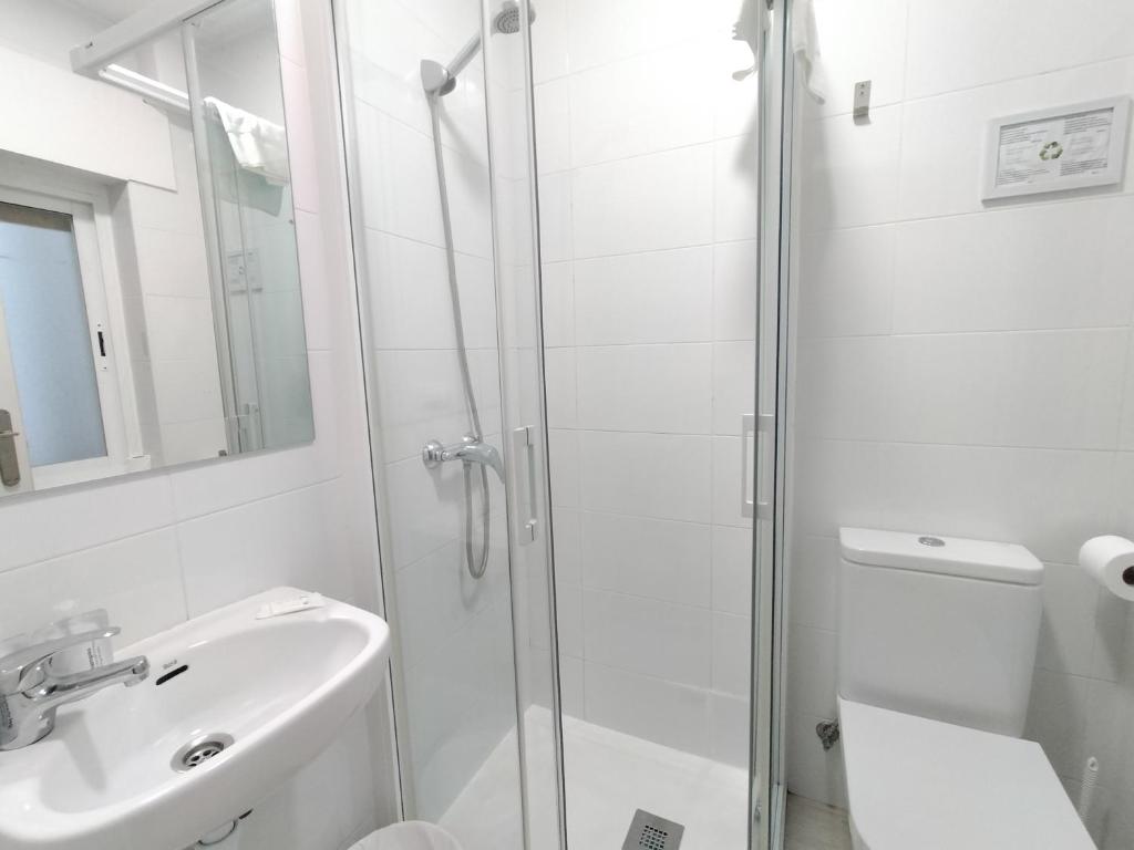 Un baño de Hostal Albero by gaiarooms