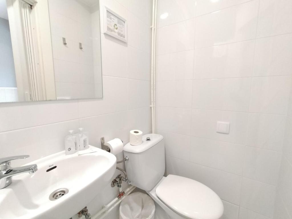 Un baño de Hostal Albero by gaiarooms