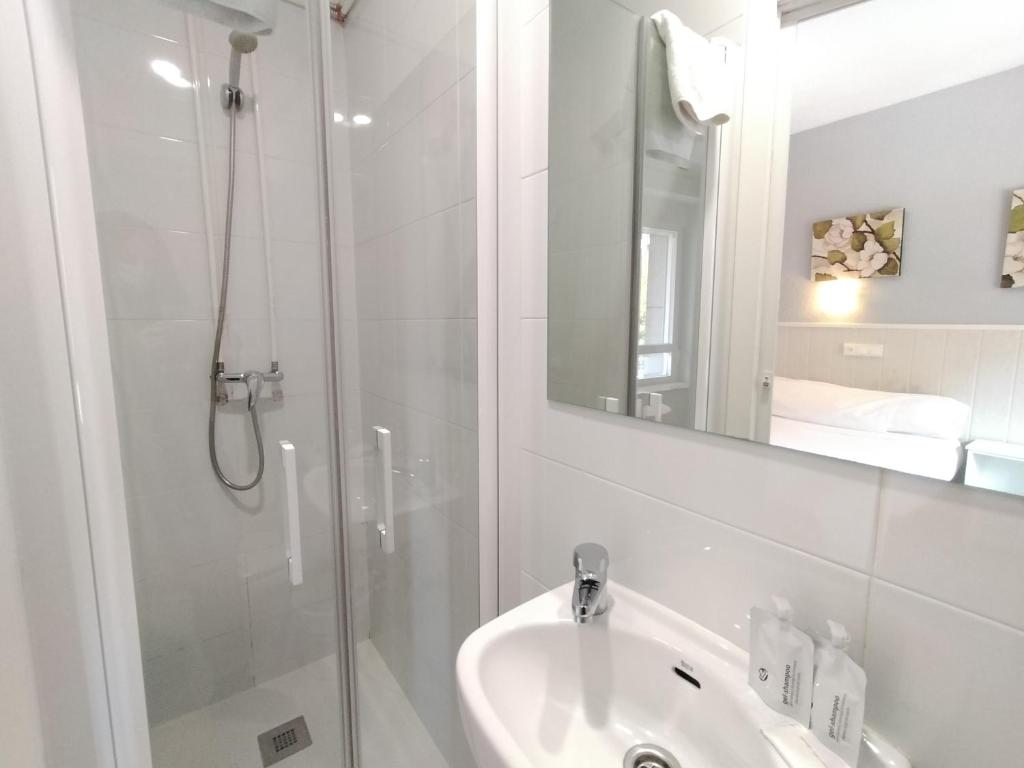Un baño de Hostal Albero by gaiarooms