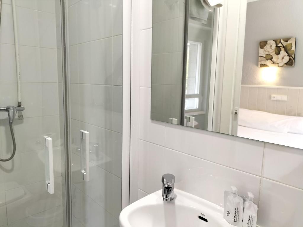 Un baño de Hostal Albero by gaiarooms
