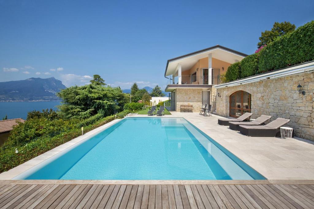 una piscina frente a una casa en Villa Sybille With Pool And Lake View, en Torri del Benaco