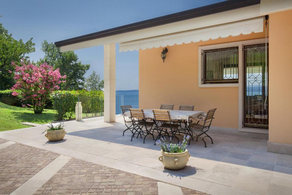 Vonkajšia záhrada v ubytovaní Villa Sybille With Pool And Lake View