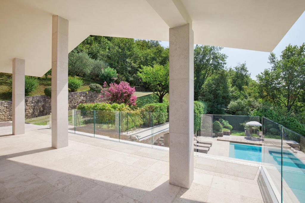 Bazén v ubytovaní Villa Sybille With Pool And Lake View alebo v jeho blízkosti