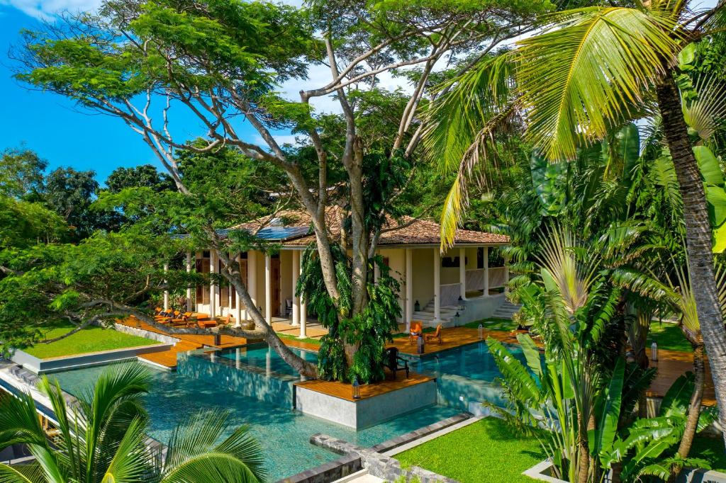 Bazén v ubytování Haritha Villas & Spa nebo v jeho okolí