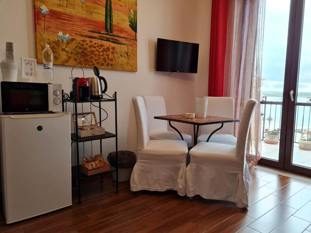 Kuchyň nebo kuchyňský kout v ubytování L'ISOLA AeR B&B
