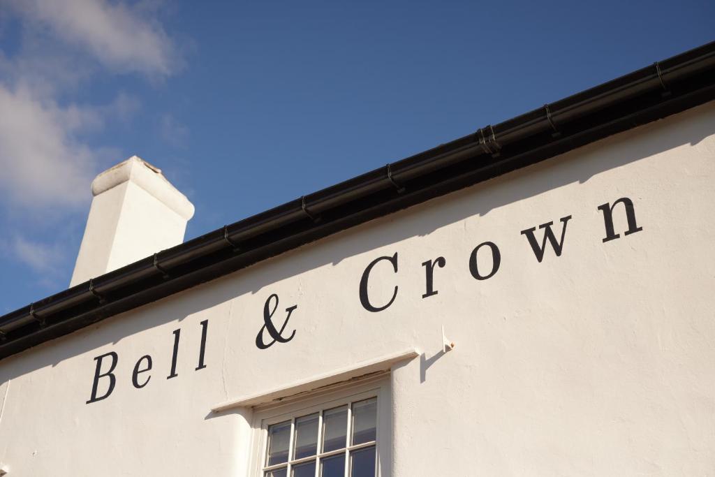 un edificio blanco con las palabras bola y corona en él en The Bell & Crown, en Zeals