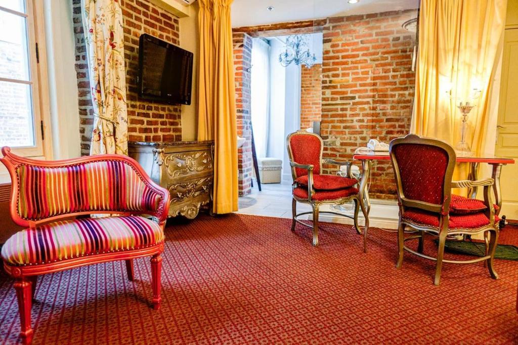 Auberge Place d'Armes - Par Aneyro - Resim 26