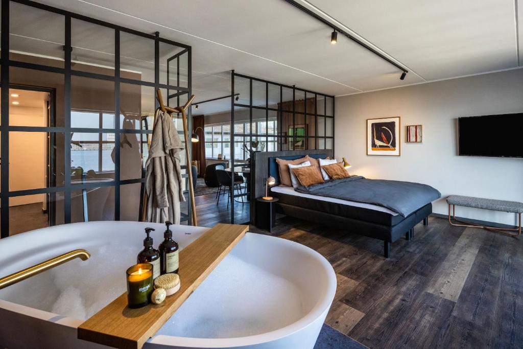 TV a/nebo společenská místnost v ubytování Pier 5 Hotel