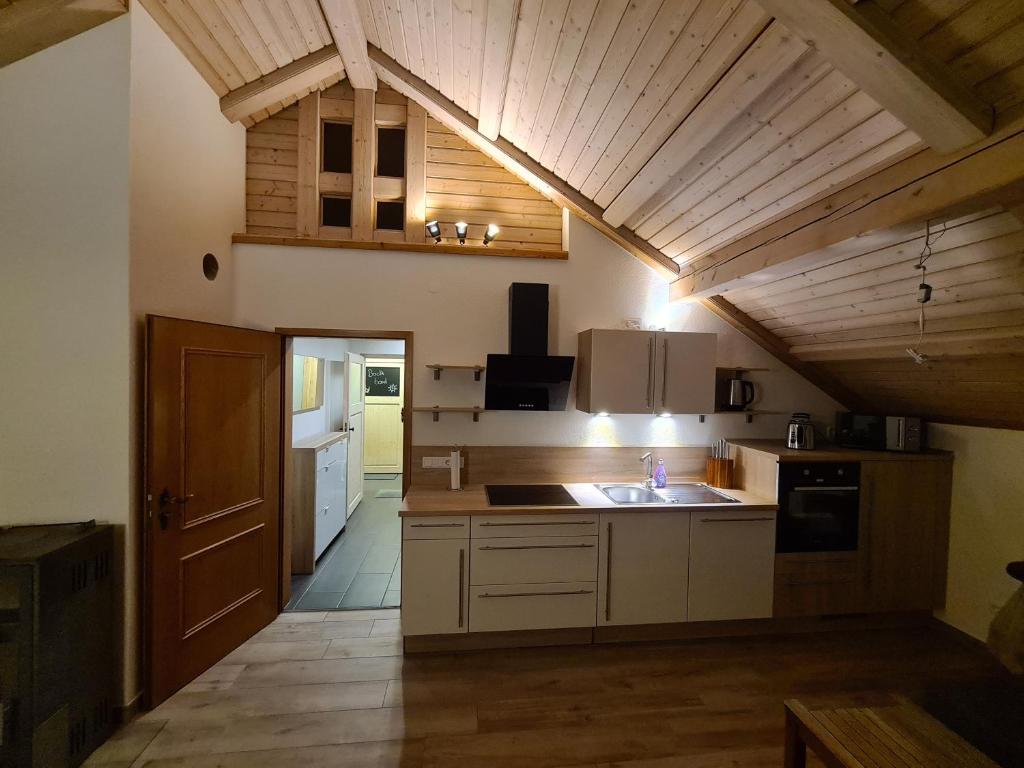 Kuchyň nebo kuchyňský kout v ubytování Piratenbucht am Brombachsee