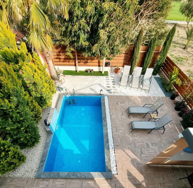 uma vista superior de uma piscina num jardim em Shanti Paphos Villa em Pafos