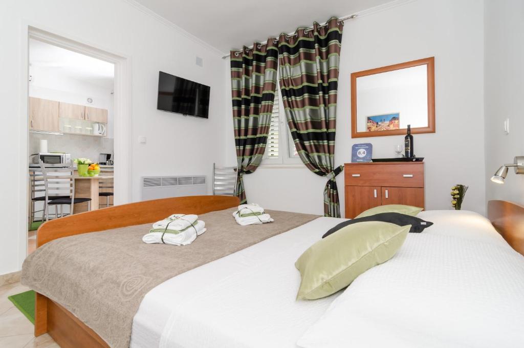 Posteľ alebo postele v izbe v ubytovaní Apartment and Room Kapelica
