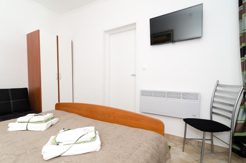 Posteľ alebo postele v izbe v ubytovaní Apartment and Room Kapelica