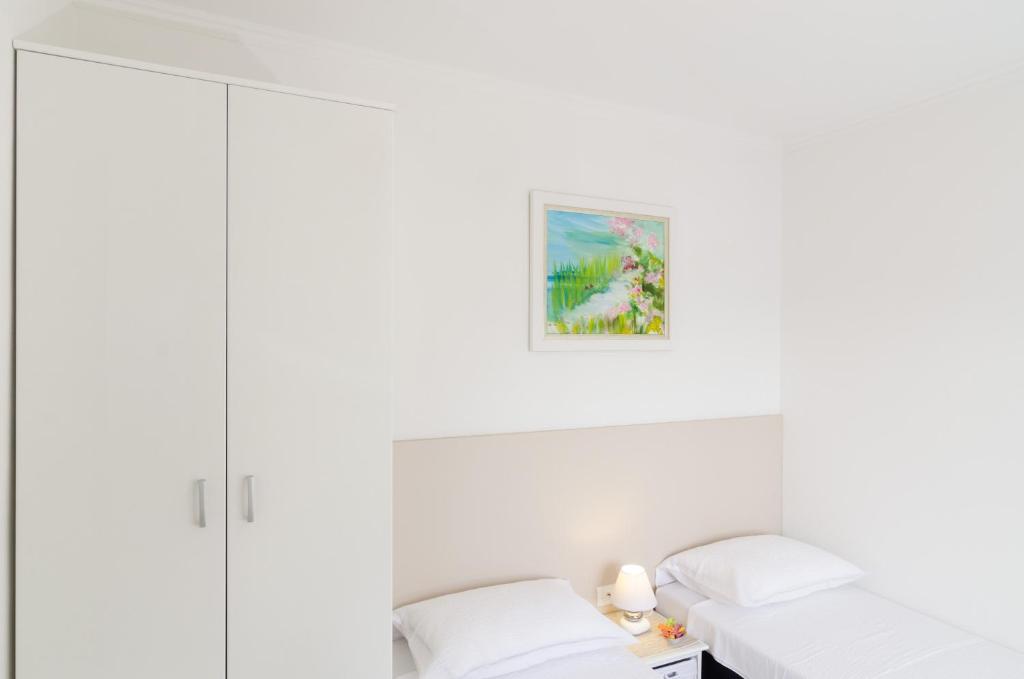 Posteľ alebo postele v izbe v ubytovaní Apartment and Room Kapelica