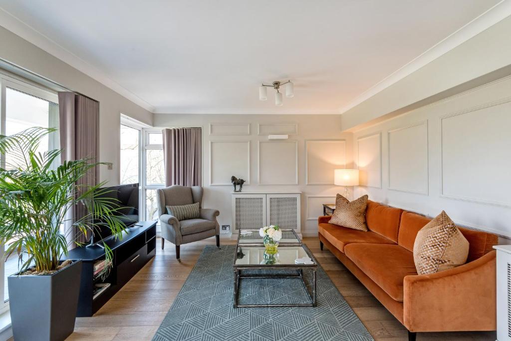 Buckingham & Lloyds - 