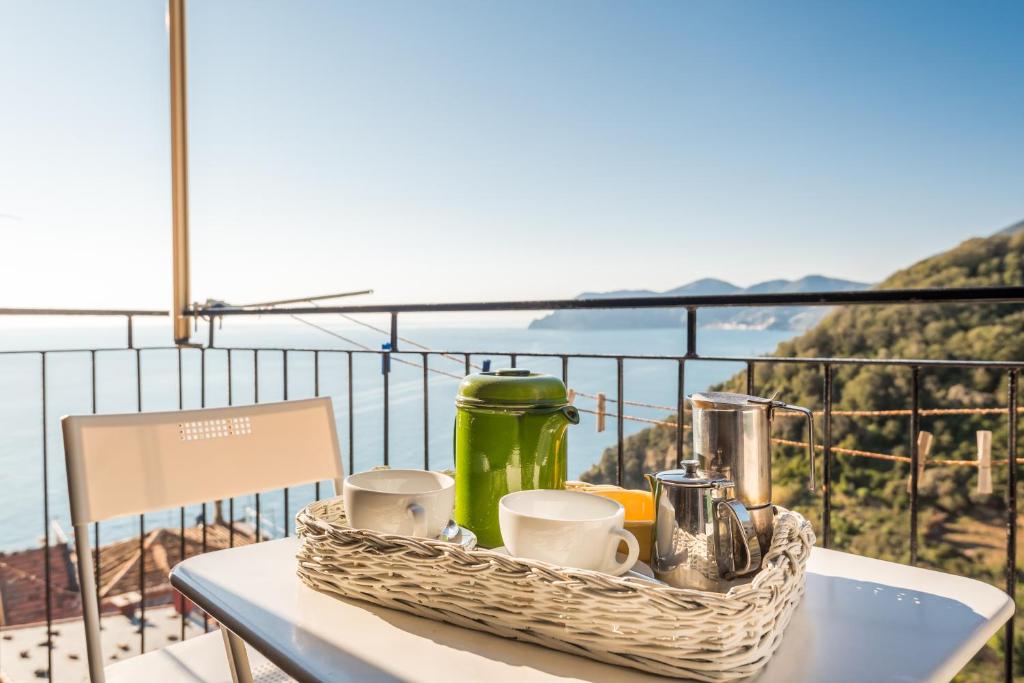 a basket of coffee and tea on a table at Rossi Tramonti 2, Terre Marine in Corniglia