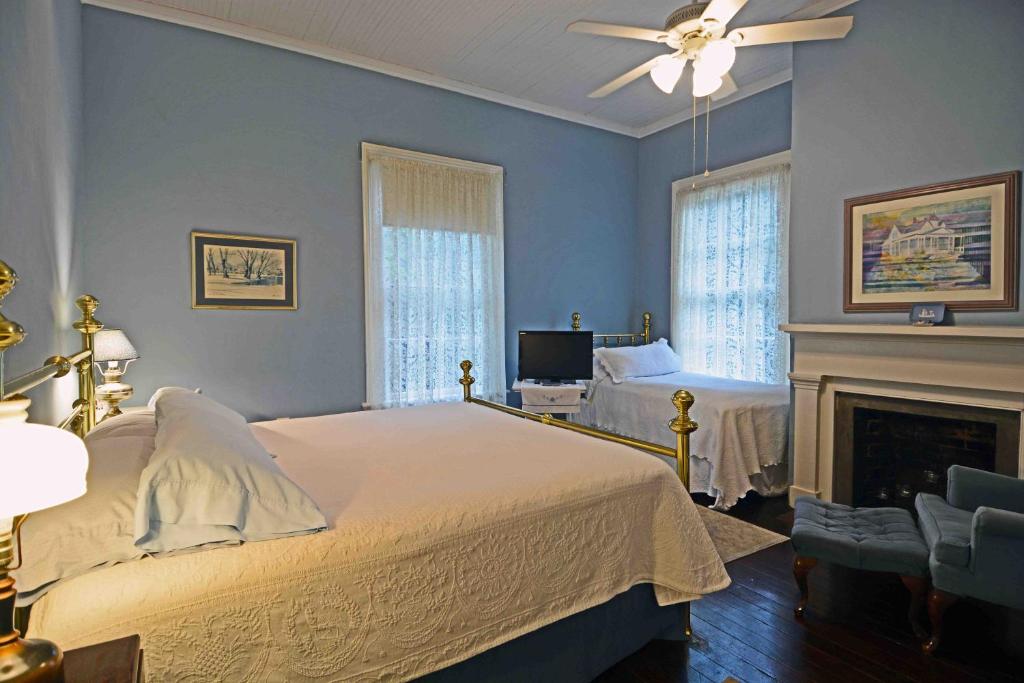 Letto o letti in una camera di 1872 Denham Inn