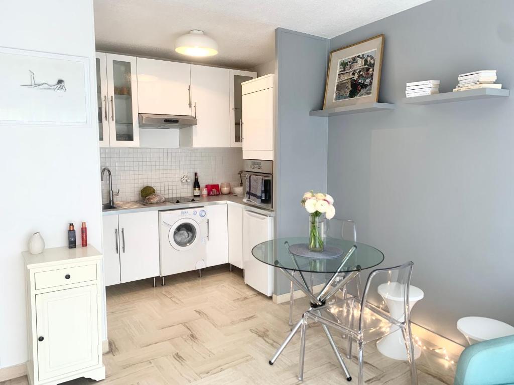 - une cuisine avec une table en verre dans une pièce dans l'établissement Lovely Appartment Cannes Marina, à Mandelieu-la-Napoule