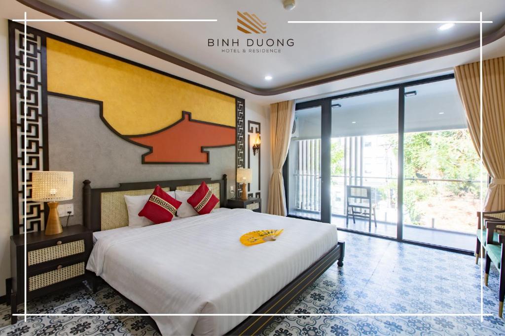 Giường trong phòng chung tại Binh Duong Resident Hotel