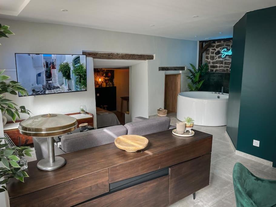 Suite Luxueuse Jacuzzi SUITE AMANTIS By Noma - Appartement D'une Chambre