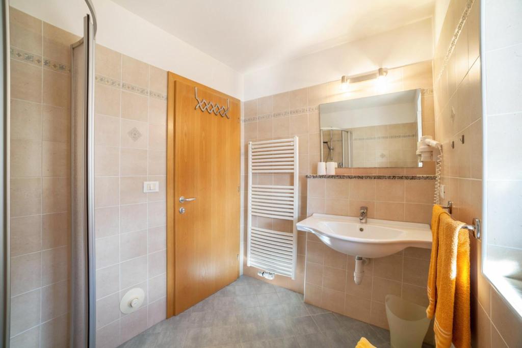 łazienka z umywalką i lustrem w obiekcie Roath Hof Ferienwohnung 1 w mieście Schenna