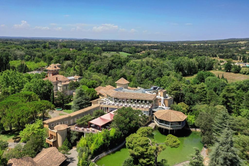 - une vue aérienne sur une demeure de caractère avec une cour verdoyante dans l'établissement Belambra Clubs L'Isle Sur La Sorgue - Domaine De Mousquety, à LʼIsle-sur-la-Sorgue