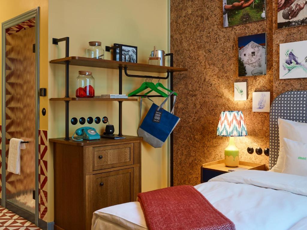25hours Hotel Indre By房間的床