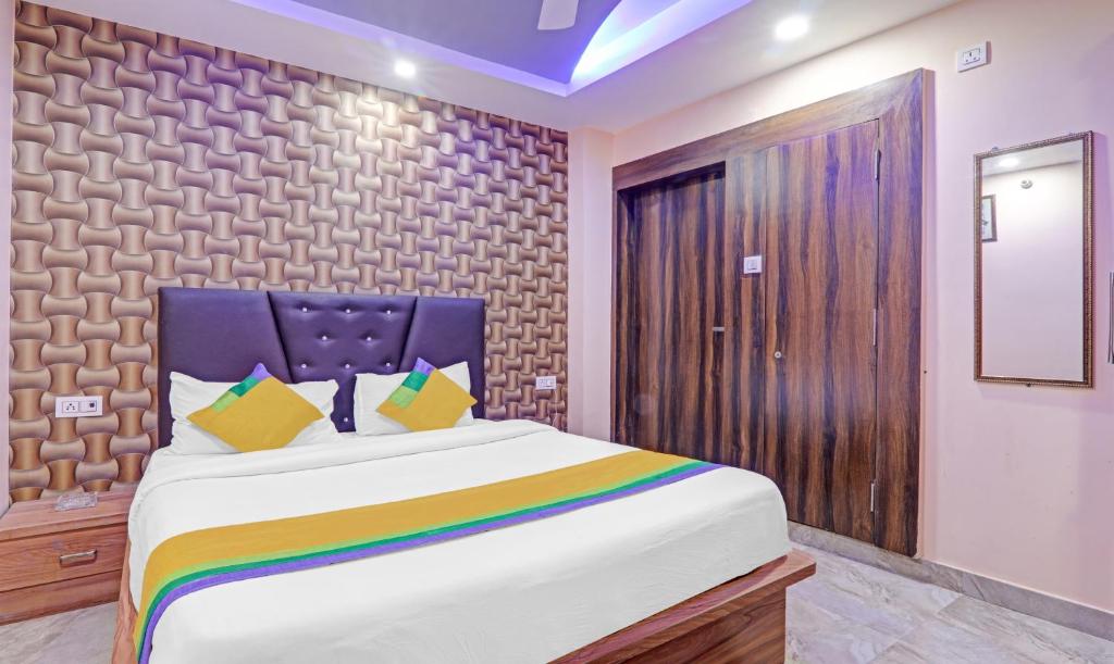 Säng eller sängar i ett rum på Itsy By Treebo - Hotel Royal Galaxy New Bairahana Allahabad