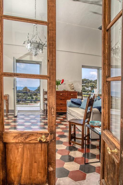 salon ze stołem i krzesłem w obiekcie Casa Cantasol - Capri w mieście Capri