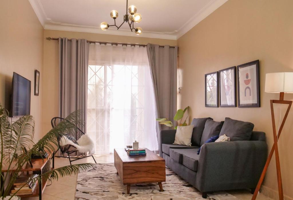 Uma área de estar em Njuba; cozy one bedroom apartment