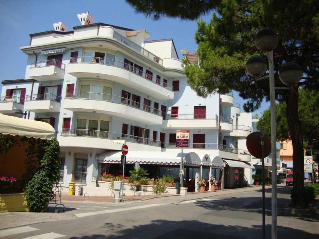 un gran edificio blanco en una calle de la ciudad en Residence Caravelle, en Caorle