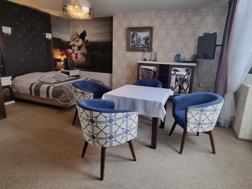 Dworek Jablonna room 3