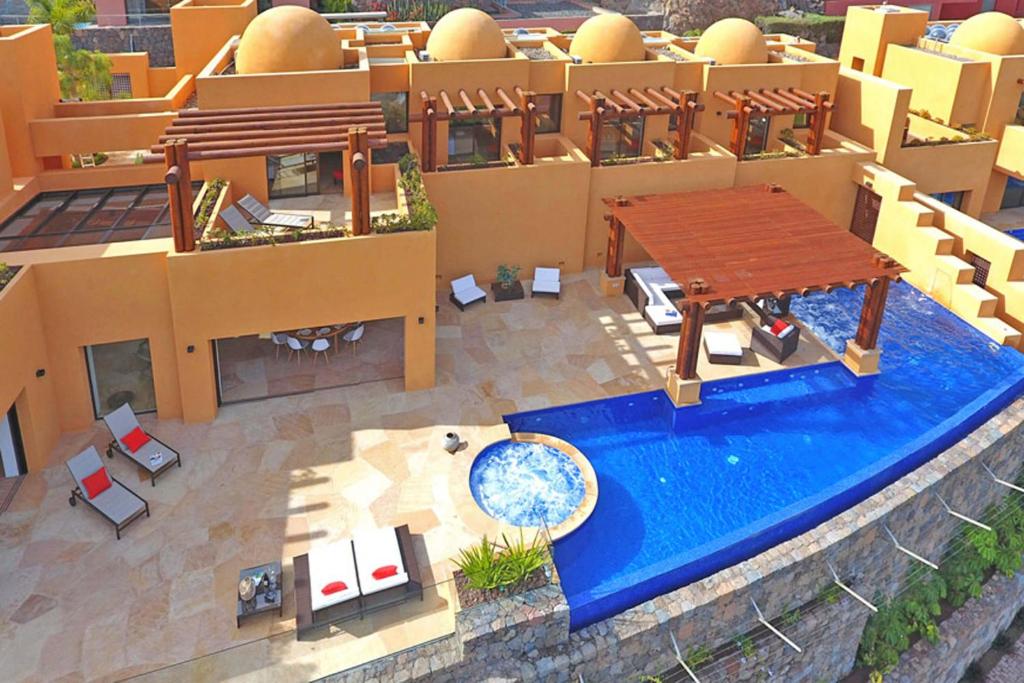 una vista aérea de una casa con piscina en Salobre Villa Moringa en Maspalomas