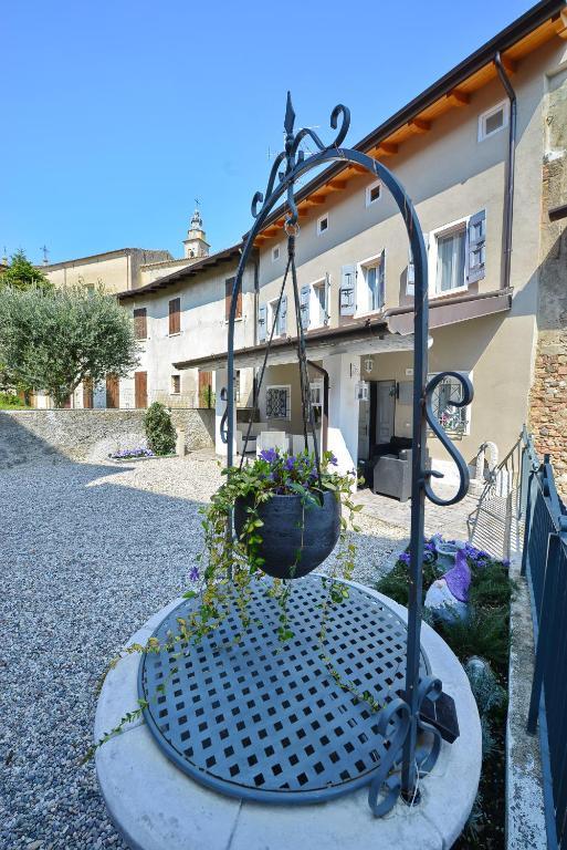 The building in which a vendégházakat is located