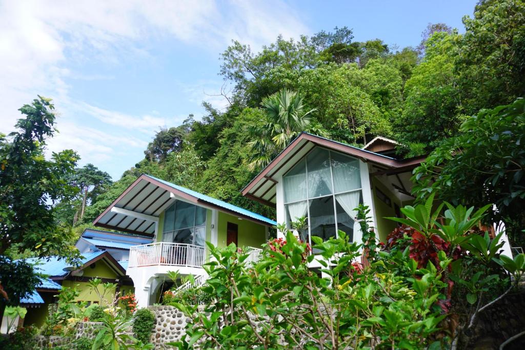 Gallery image of JungleRiverHouse in Bukit Lawang