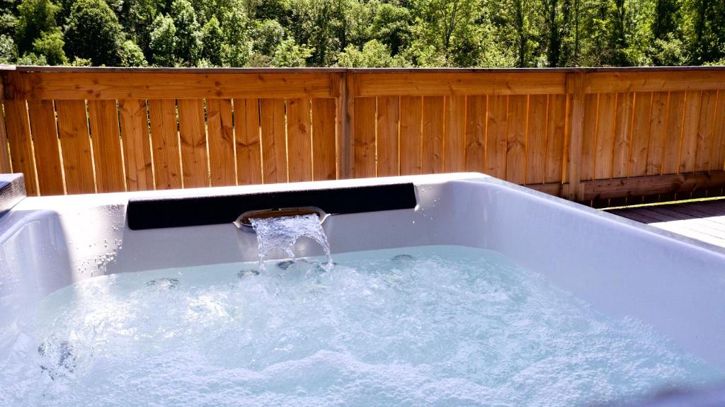 Le Volcan des Sens, chambres d'hotes de luxe et SPA - Suite De Luxe Avec Bain De Spa