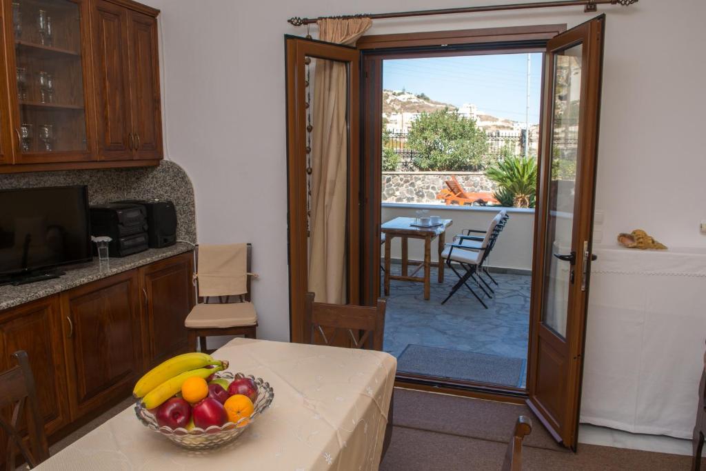 Balkón nebo terasa v ubytování Karpimo Vineyard Villa with Heated Pool