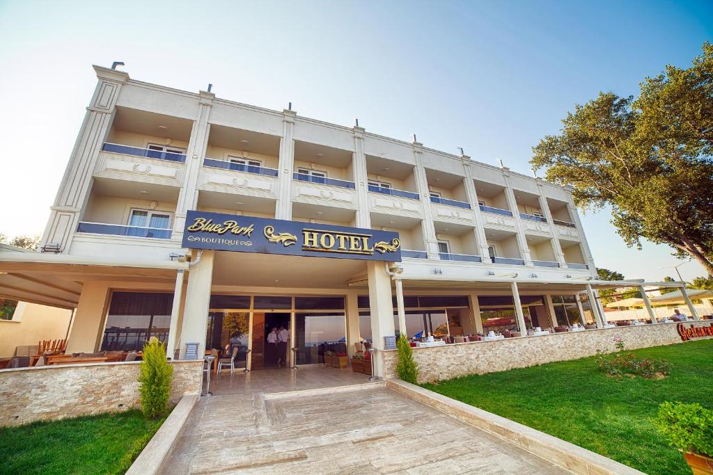 un hotel con un cartel en la parte delantera en Hamzakoy Blue Park Boutique Hotel, en Galípoli