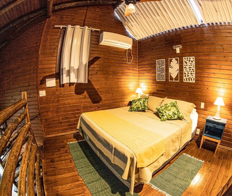 Ένα ή περισσότερα κρεβάτια σε δωμάτιο στο Cachoeira dos Borges Cabanas e Parque