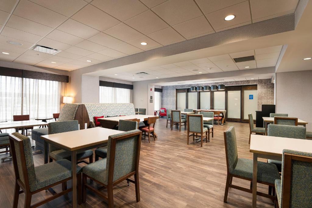 Posezení v ubytování Hampton Inn Buffalo - Amherst