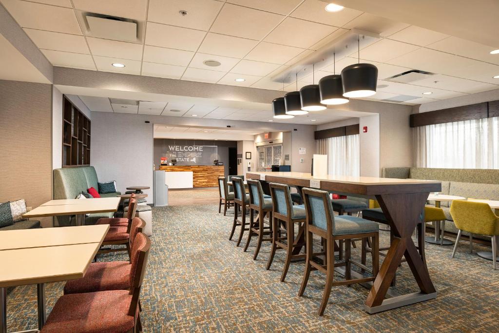 Posezení v ubytování Hampton Inn Buffalo - Amherst