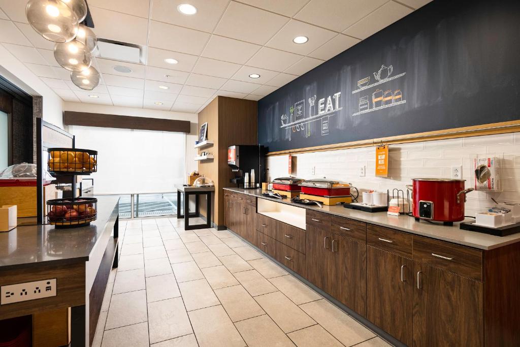 Kuchyň nebo kuchyňský kout v ubytování Hampton Inn Buffalo - Amherst