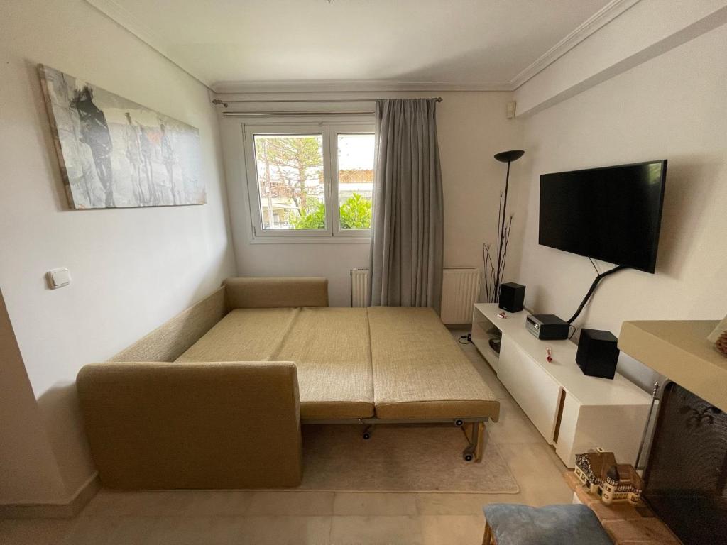 Televízia a/alebo spoločenská miestnosť v ubytovaní Kalimera Alimos Apartment