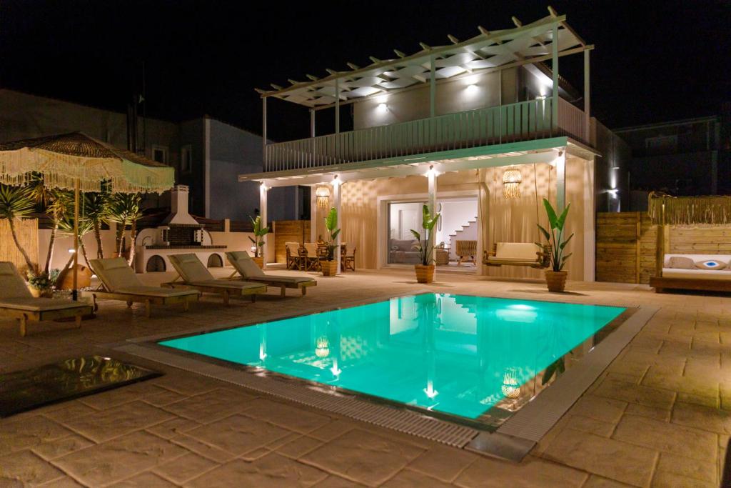 een zwembad voor een huis 's nachts bij Zante Oceana in Tsilivi
