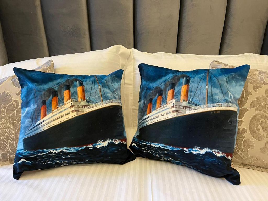 McGraths Hotel & Public Bar - Resim 15