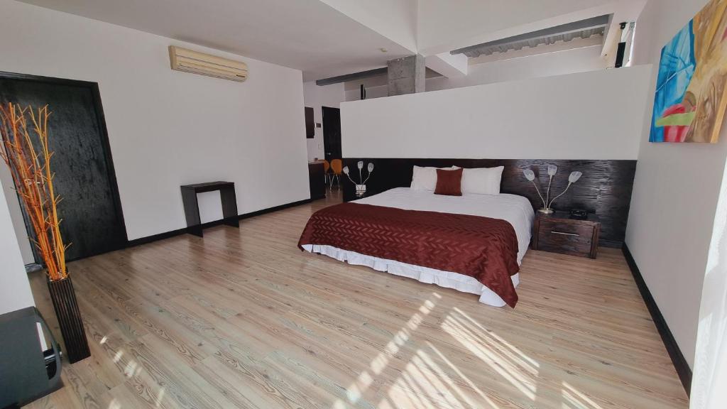 Cama o camas de una habitación en Habitat Suites Hotel